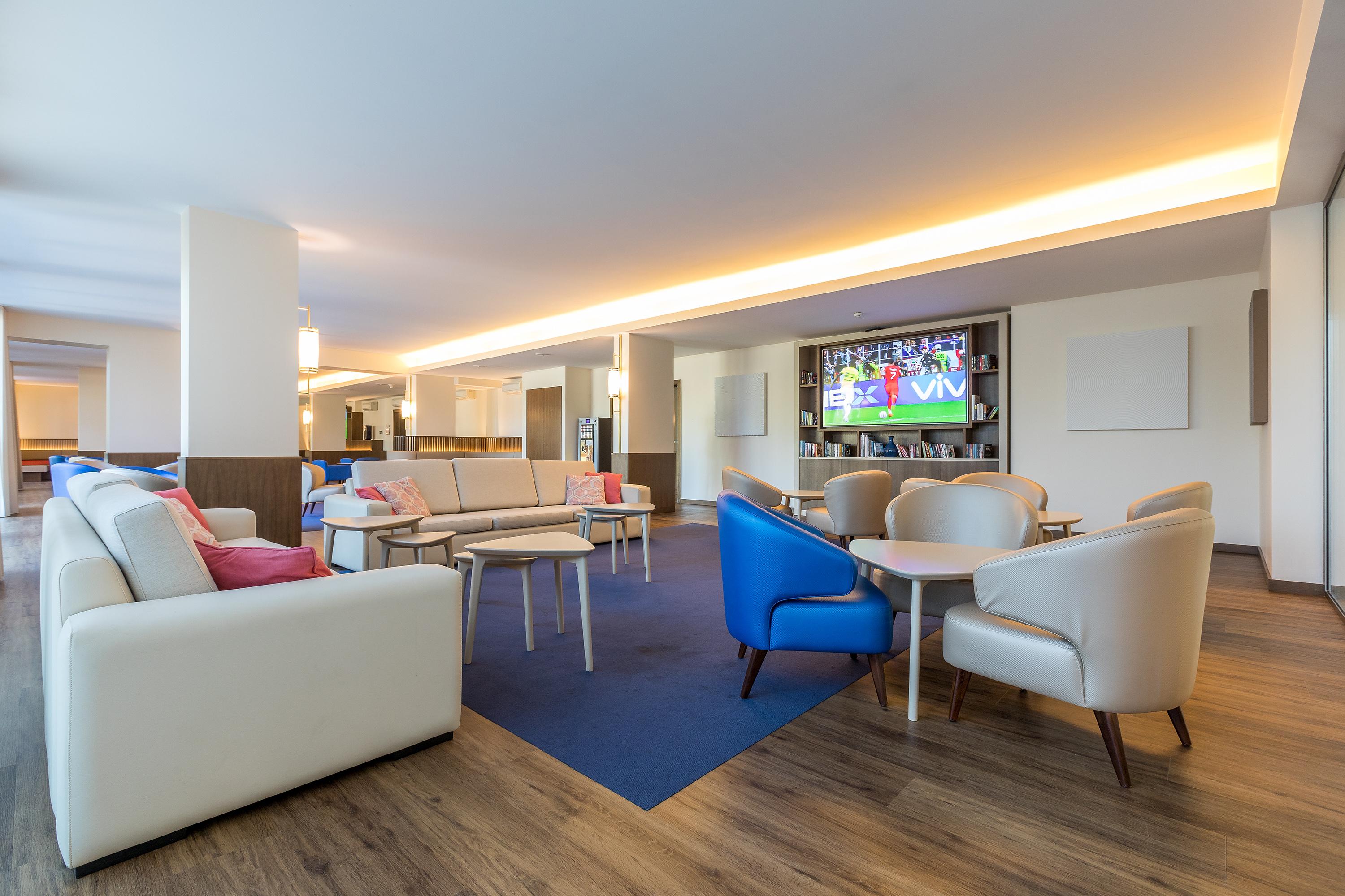 The Westin Salgados Beach Resort, Algarve Албуфейра Экстерьер фото The lounge at the airport