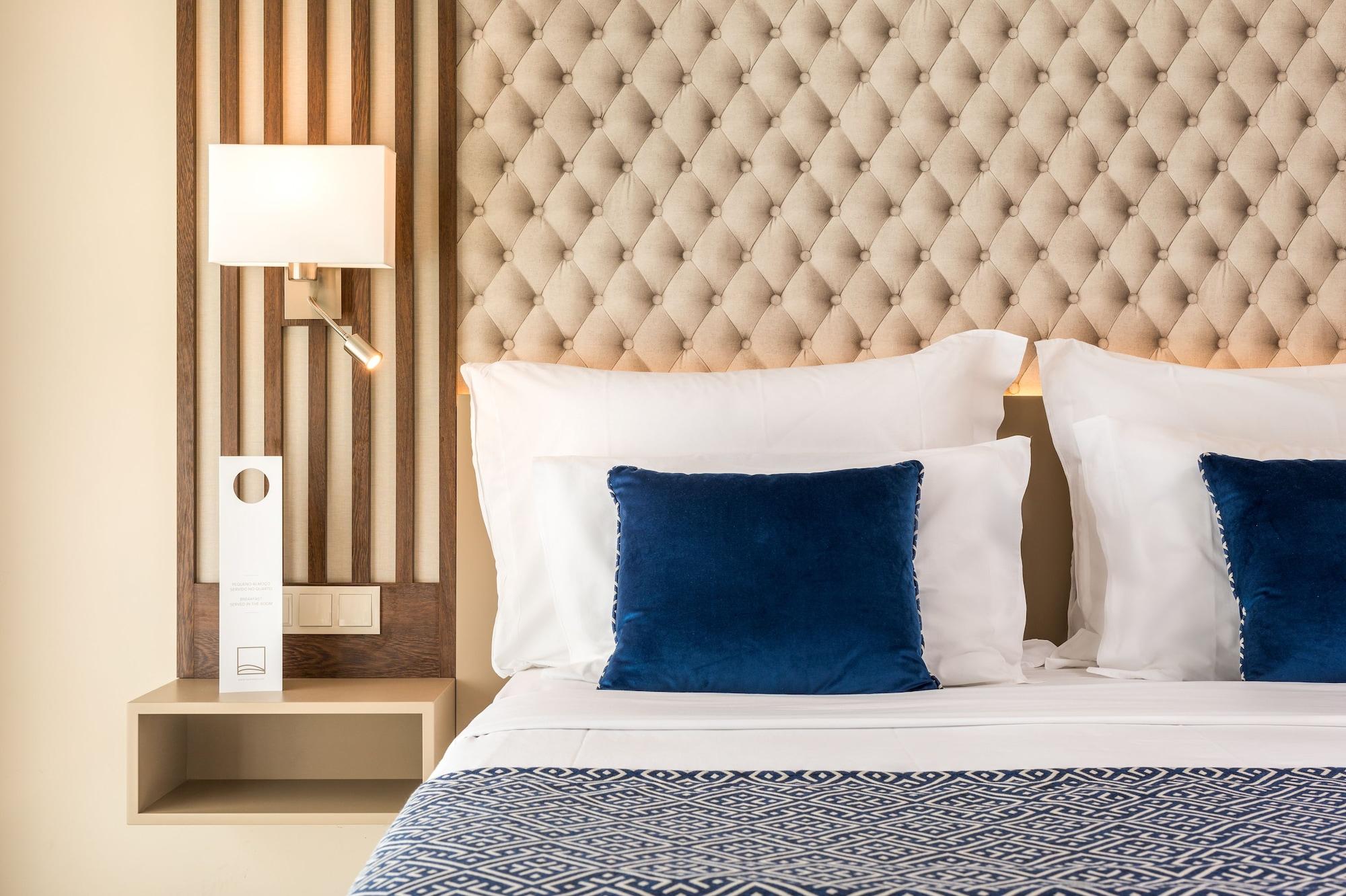 The Westin Salgados Beach Resort, Algarve Албуфейра Экстерьер фото A bed with a headboard
