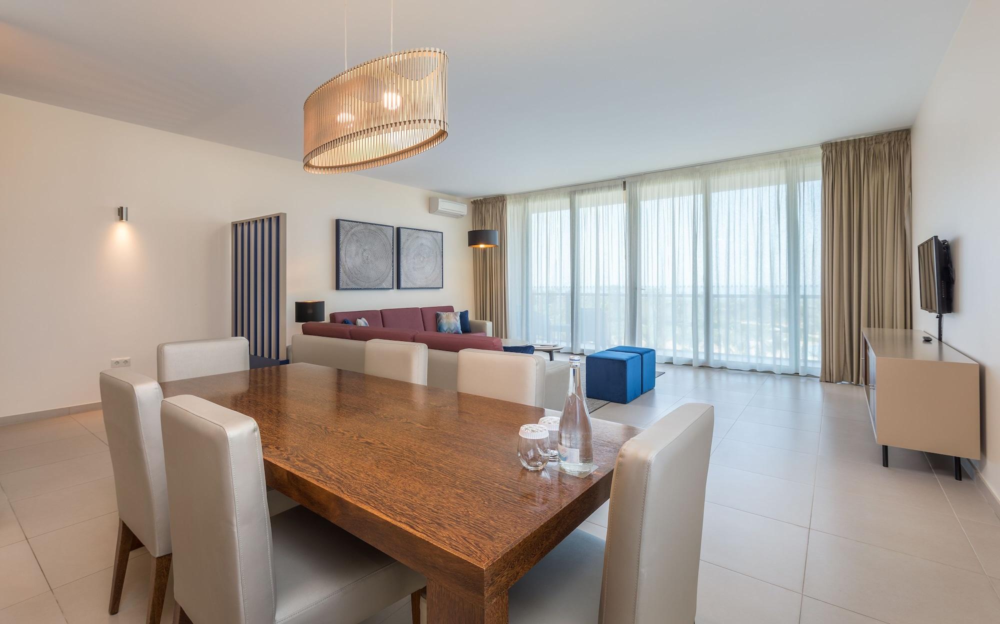 The Westin Salgados Beach Resort, Algarve Албуфейра Экстерьер фото A suite at the Hilton Tel Aviv