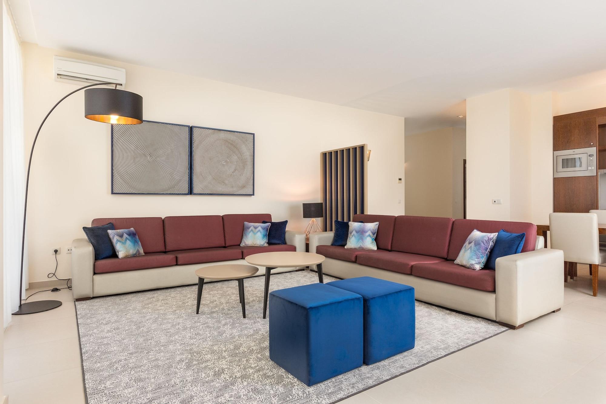 The Westin Salgados Beach Resort, Algarve Албуфейра Экстерьер фото A living room with a carpet
