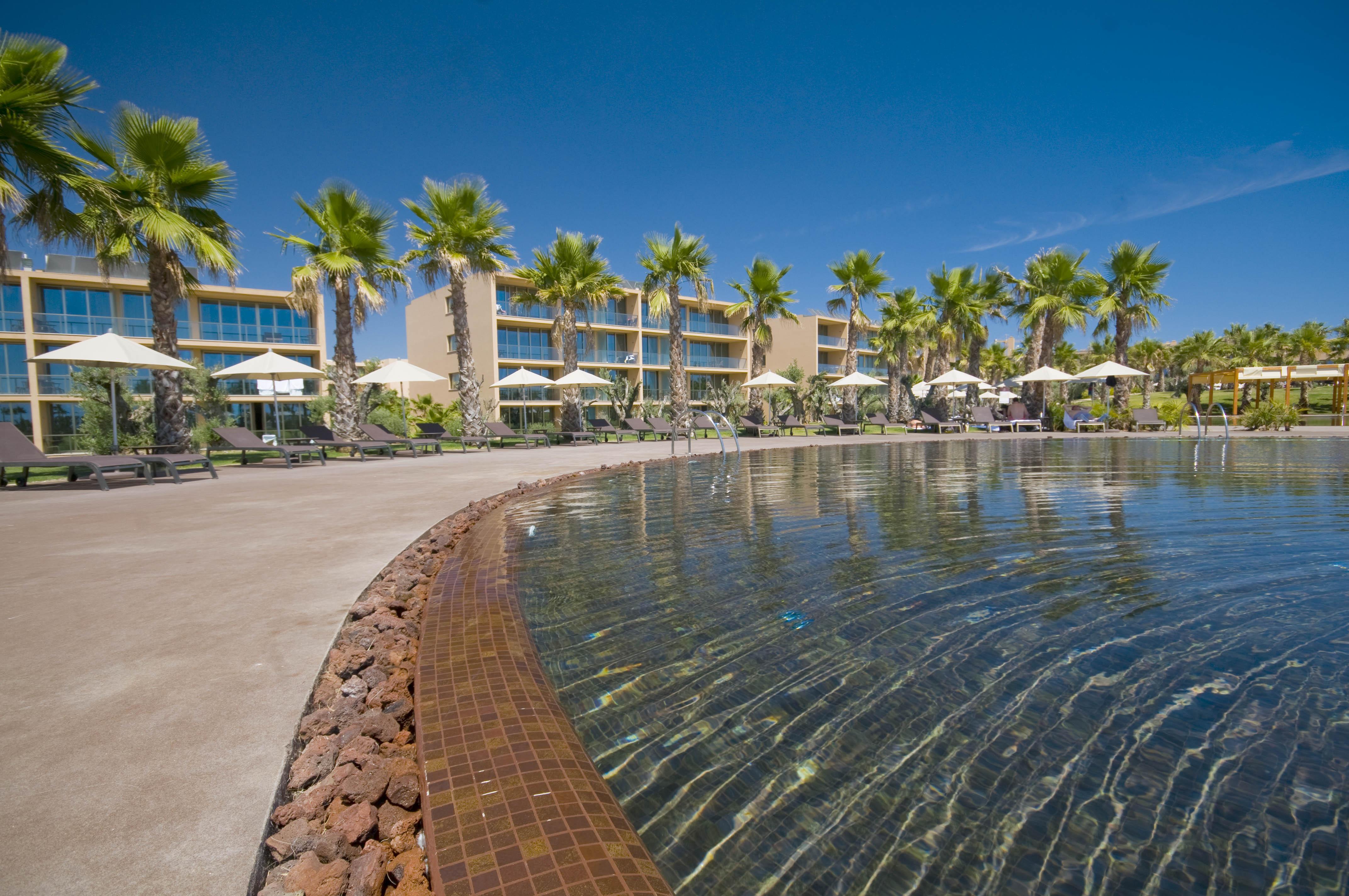 The Westin Salgados Beach Resort, Algarve Албуфейра Экстерьер фото The pool at the Sheraton Vistana Resort